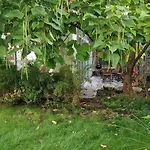 Semesterbostad Zentrales Gartenhaus Loft In